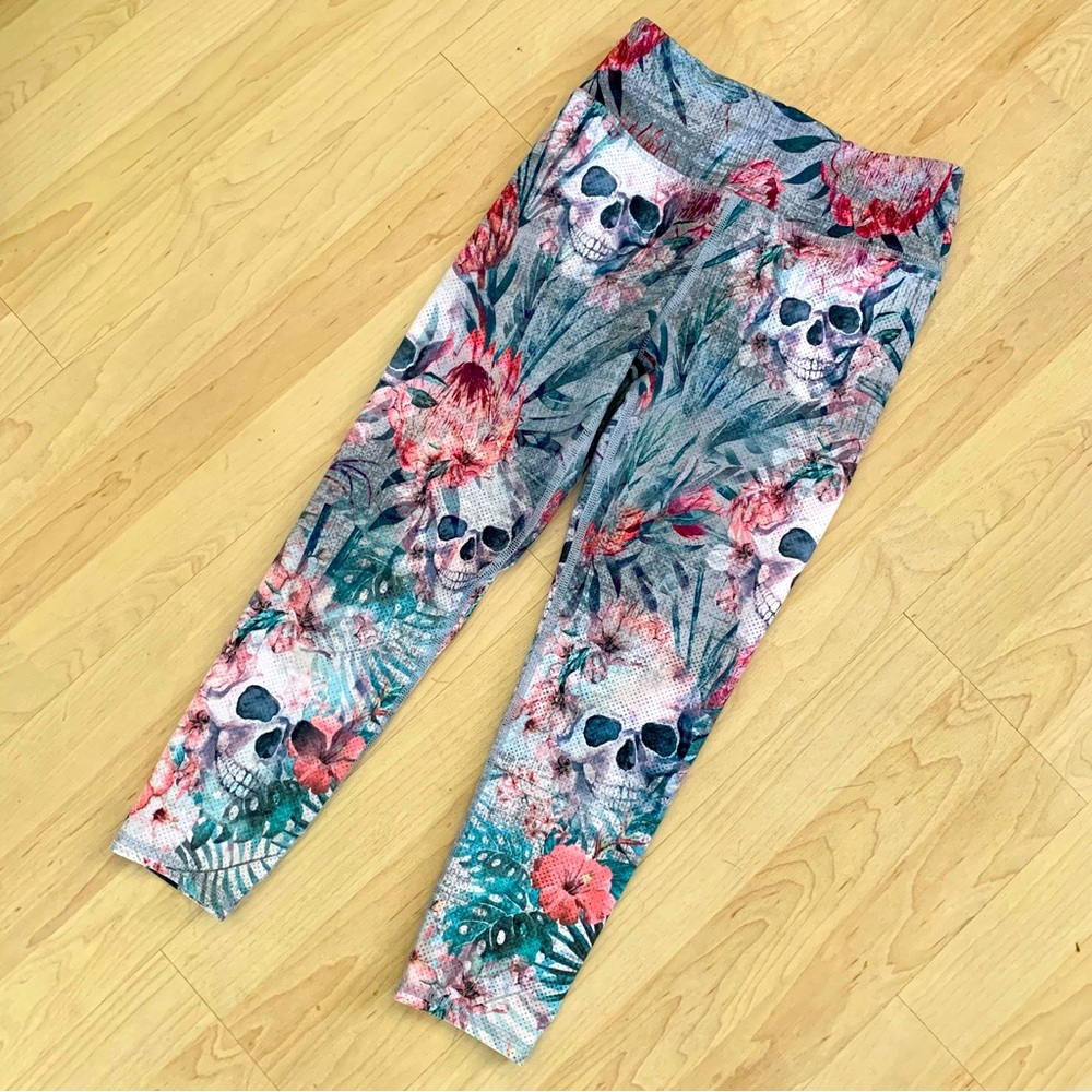 Evolution and Creation active capri leggings with skull design S